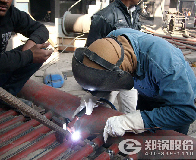尊龙凯时人生就是搏110吨外循环流化床电站锅炉安装焊接现场