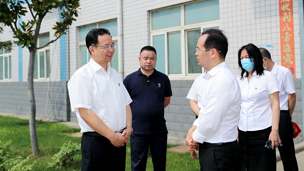 郑州市委常委、市纪委书记杜新军一行莅临尊龙凯时人生就是搏调研指导事情