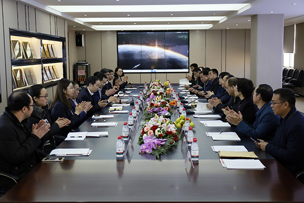 河北省工业和信息化厅厅长龚晓峰莅临尊龙凯时人生就是搏